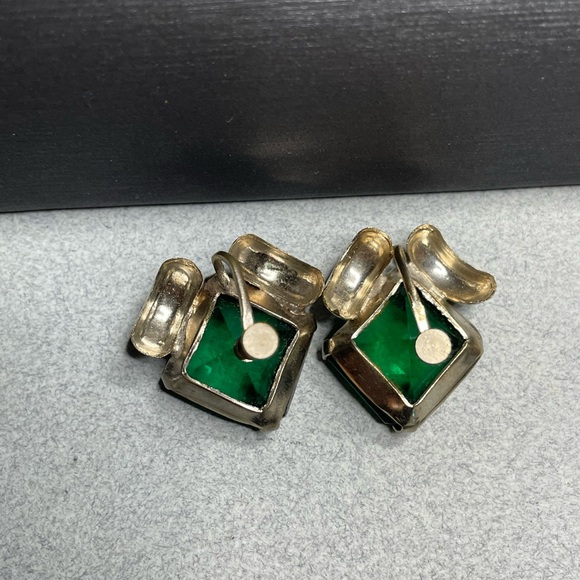 Vintage Emerald Cut Green Glass Screw back Earrings Exotic Royalty Silver Tone - Picture 4 of 9